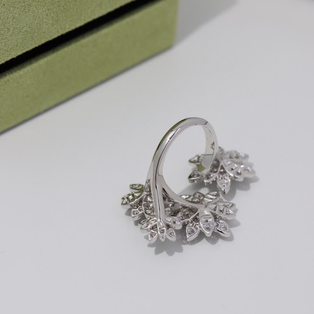 Van Cleef & Arpels Elegant Diamond Flower Ring